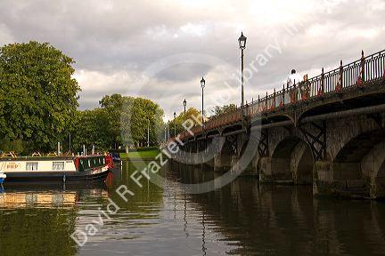 Narrowboat on the River Avon in the town of Stratford-upon-Avon, Warwickshire, England.