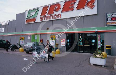 The exterior of a supermarket in Italy.