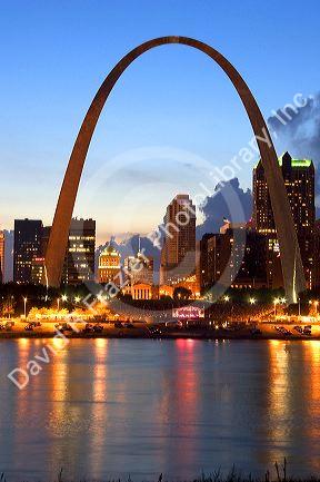 The Gateway Arch of St. Louis, Missouri at night.