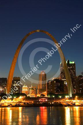 The Gateway Arch of St. Louis, Missouri at night.
